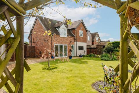 4 bedroom semi-detached house for sale, Wainlode Hill, Norton GL2