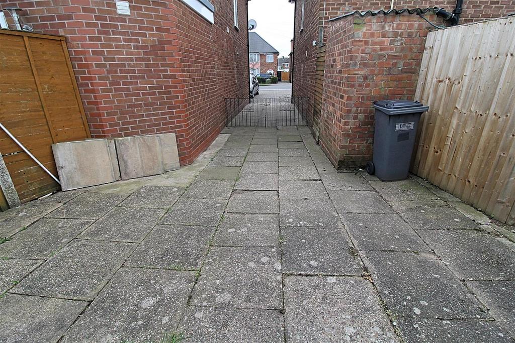 Detached In-Line Rear Garage