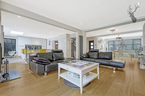 3 Ashfields, Loughton, IG10 1SB
