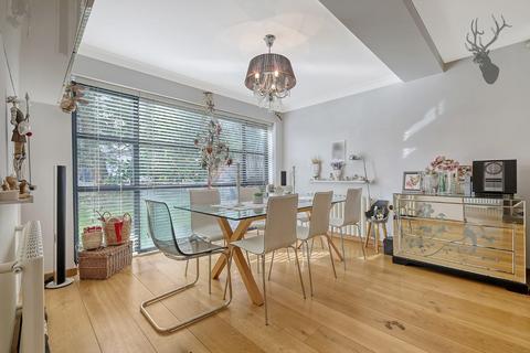 3 Ashfields, Loughton, IG10 1SB