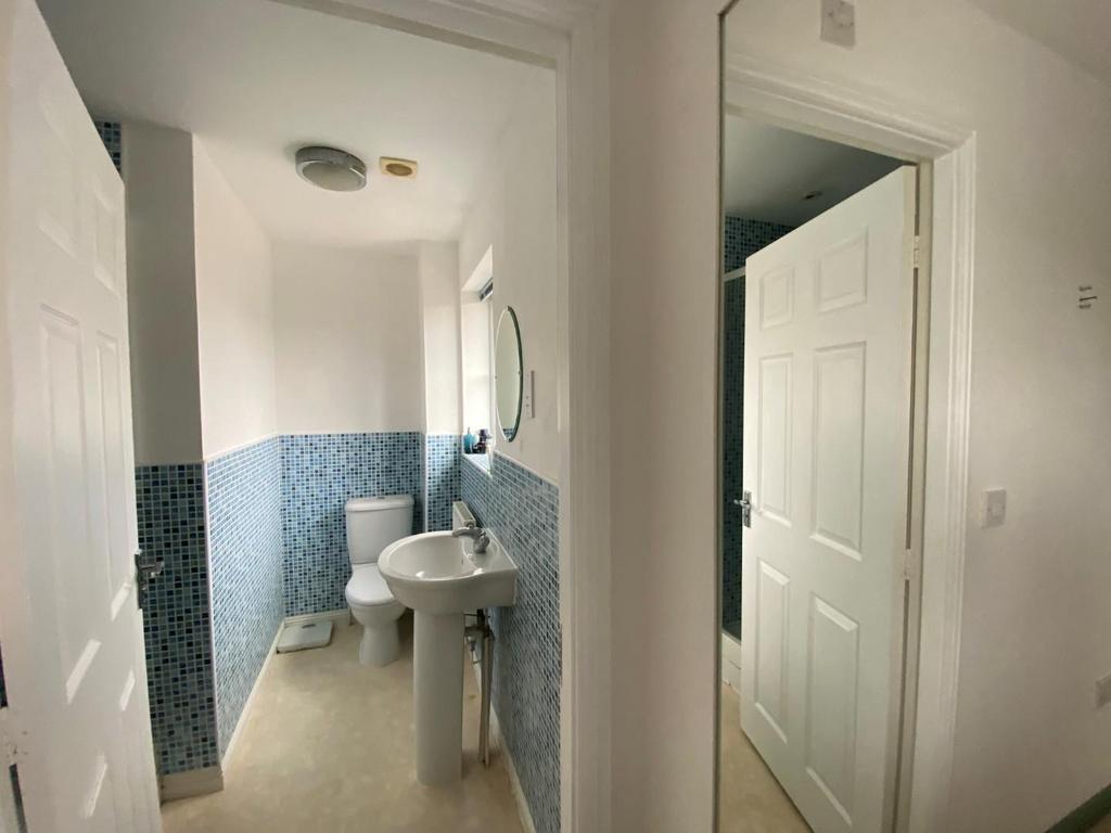 Bed 2 ensuite 2.jpg