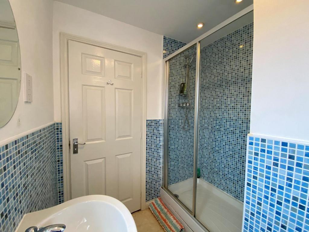 Bed 2 ensuite.jpg