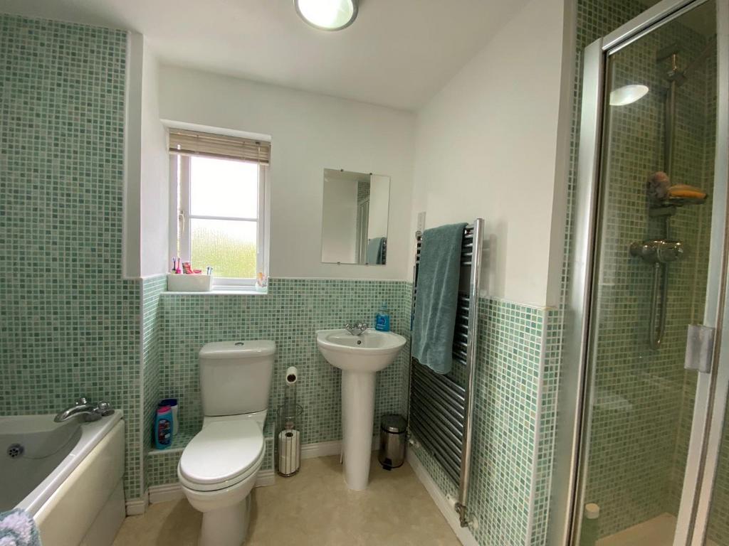 Family bathroom 2.jpg