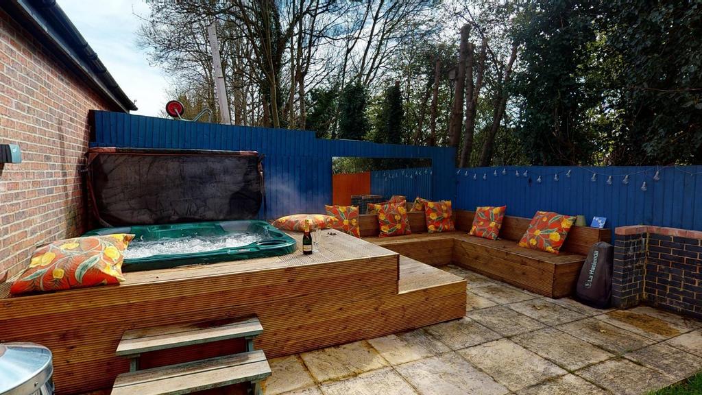 Social area of garden 1.jpg