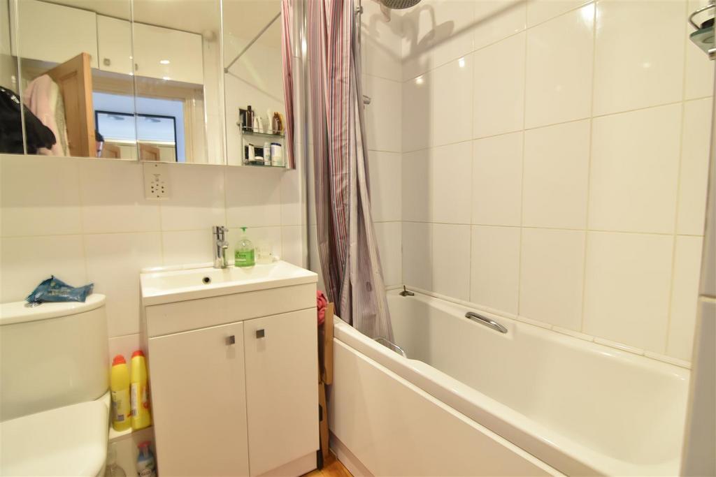 Streatham Common North, London 1 Bed Flat - £1,400 Pcm (£323 Pw)