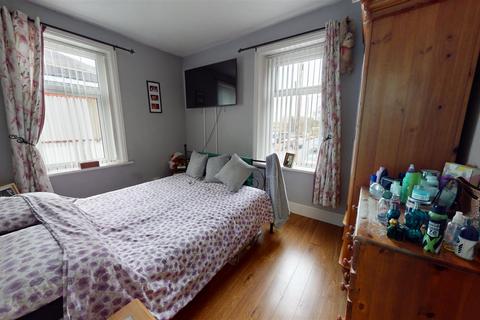 4 bedroom end of terrace house for sale - Crossley Terrace South, Ovenden, Halifax