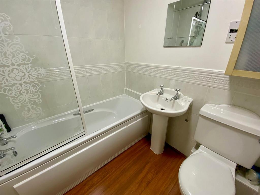 Huddleston court 16 bathroom.jpg