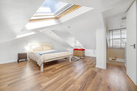 49d Gresham Road, London, SW9 7NU