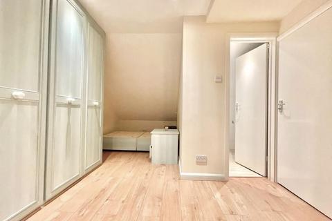 1 bedroom in a house share to rent - Wolstonbury, North Finchley, London - En-Suite Double Room
