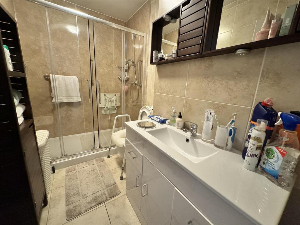 En suite shower room/wc