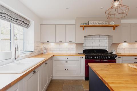 4 Chantry Close, Ashtead, KT21 2QD