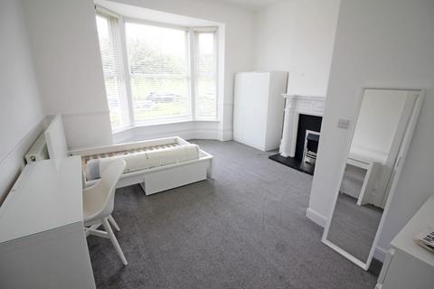 1 bedroom in a house share to rent, Chesham Road, Bury BL9