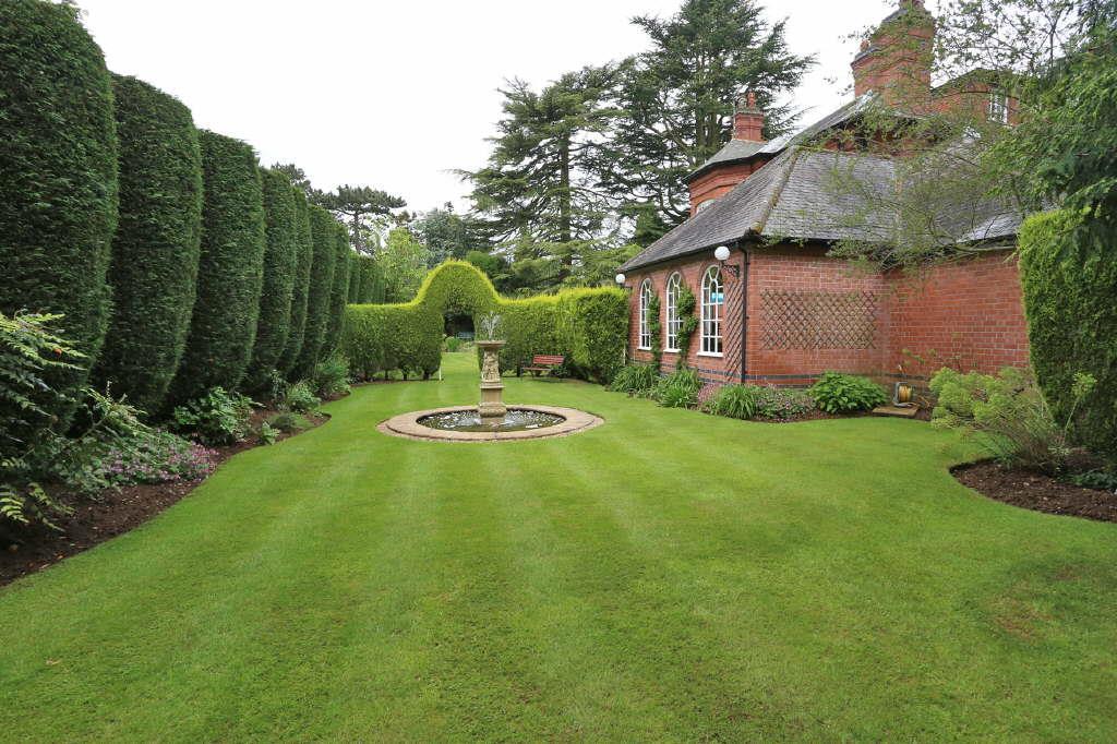 Stamford Road, Kirby Muxloe 6 bed detached house £1,275,000