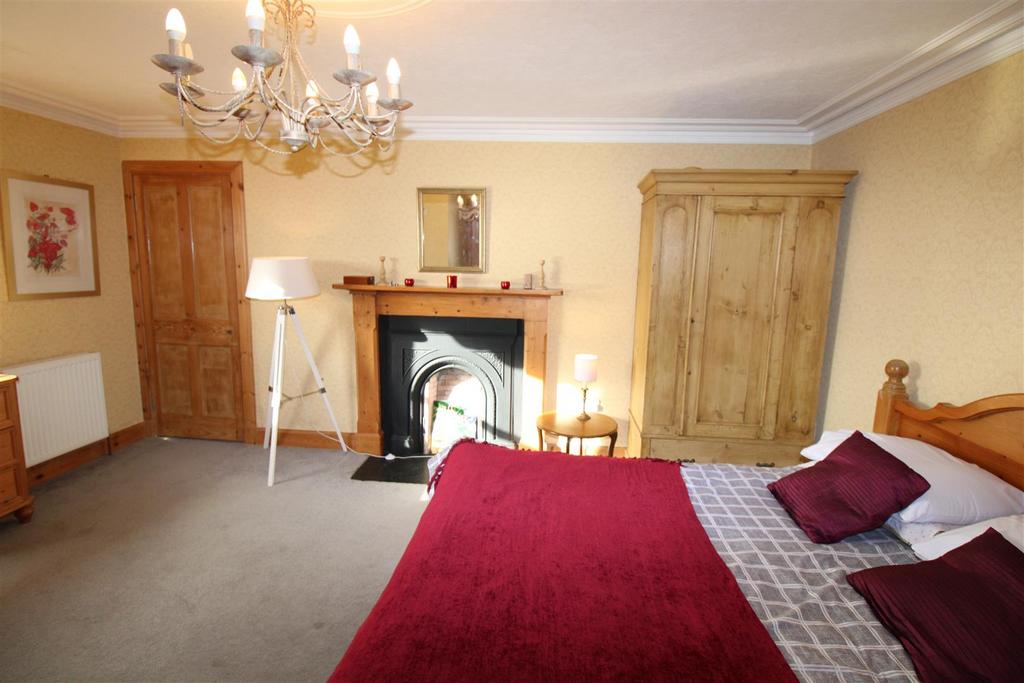 Bedroom one (2).jpg