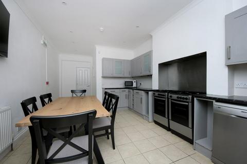 1 bedroom in a house share to rent, St. Kilda Road, W13