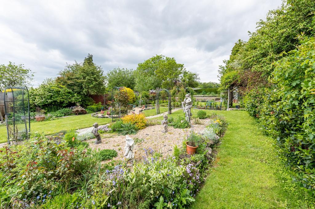 Oaklands, Farmoor, OX2 4 bed detached house for sale £675,000