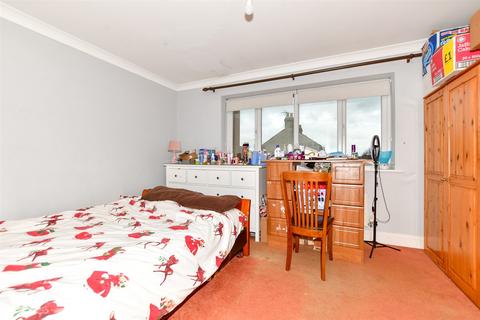 82b Ashley Avenue, Folkestone, CT19 4PJ