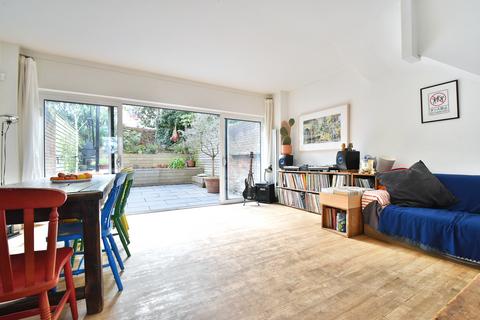7 Grassmount, London, SE23 3UW