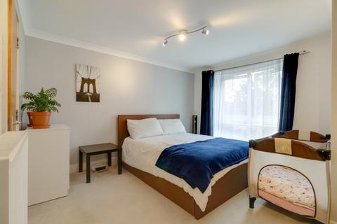 2 bedroom flat for sale, Flat 5 3 York Road, Woking