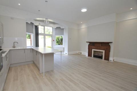 3 bedroom flat to rent - 4 Denton Road, Eastbourne