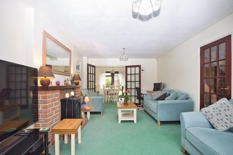 10 Upton Close, Folkestone, CT19 5UG