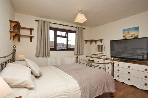 10 Upton Close, Folkestone, CT19 5UG