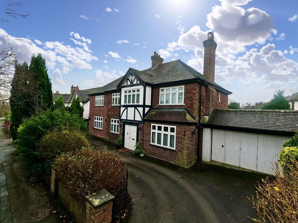 Dartmouth Avenue, Newcastle, ST5 4 bed detached house for sale £500,000