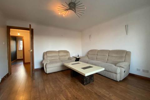 2 bedroom flat to rent, 2D Hillbank Road, ,