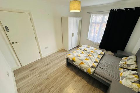 1 bedroom in a house share to rent - Ilford IG6