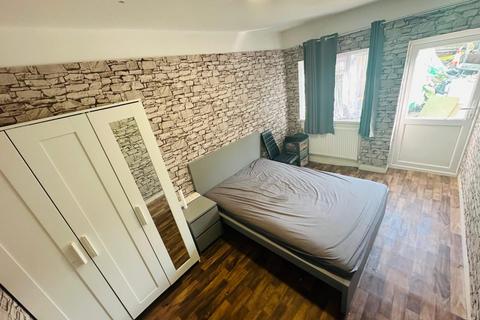 1 bedroom in a house share to rent, Ilford IG6