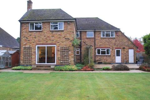 4 bedroom detached house to rent - Hogback Wood Road, Beaconsfield, HP9