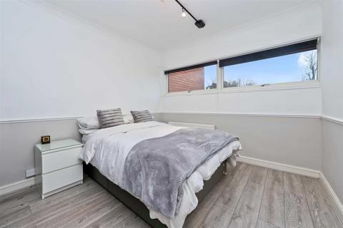 2 bedroom flat for sale, Southwood Lawn Road, London N6