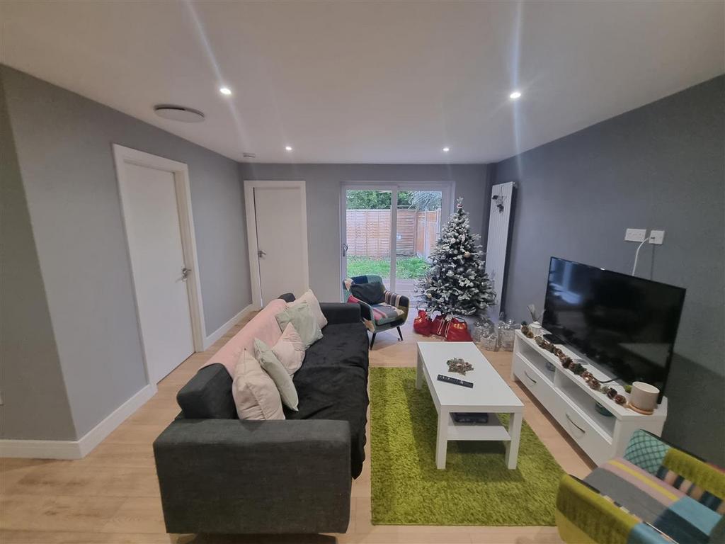 Kemsing Gardens, Canterbury 3 bed terraced house to rent £1,400 pcm
