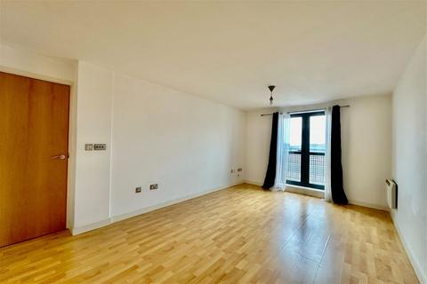 2 bedroom flat for sale, Queens Dock Avenue, Hull HU1