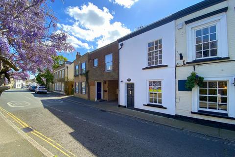 2 bedroom end of terrace house to rent, Church Street, Surrey TW18