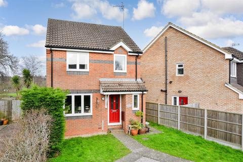 3 bedroom detached house for sale - Thepps Close, South Nutfield, Redhill, Surrey