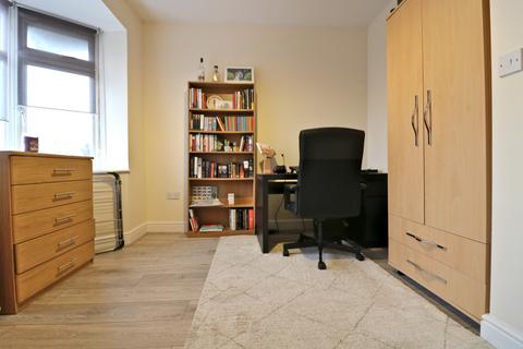 2 bedroom flat to rent, Western Avenue, London, W3