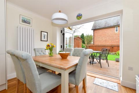 2 Updown Way, Chartham, Canterbury, CT4 7TP