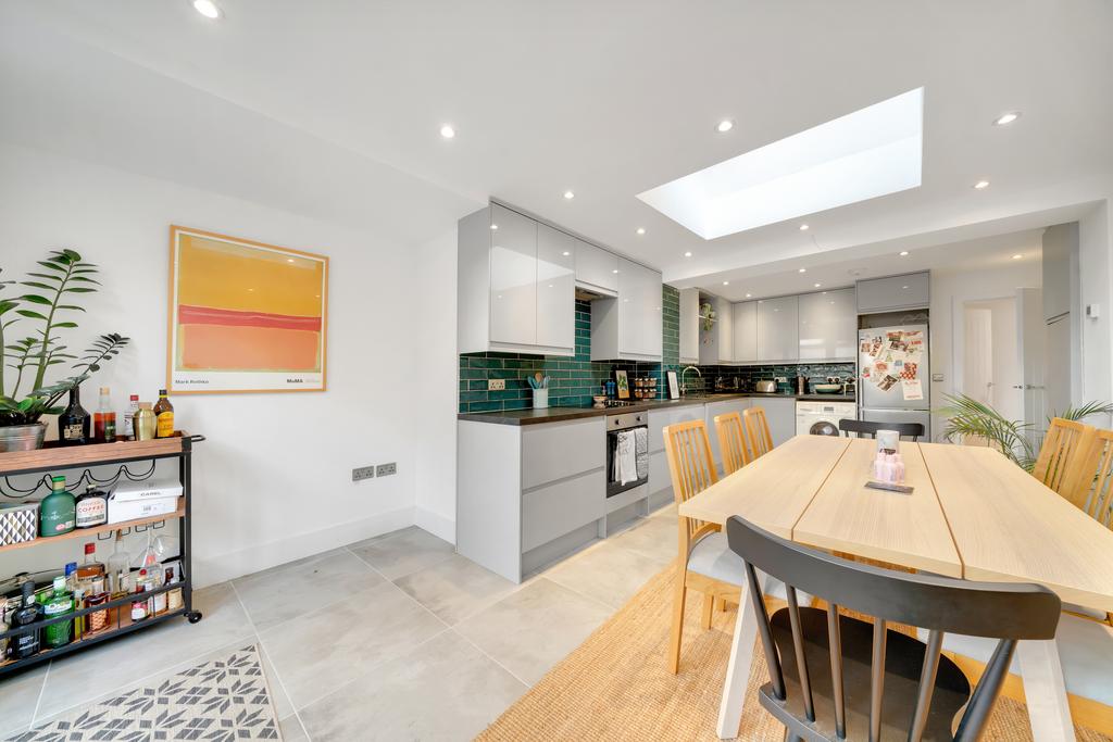 303 Queensbridge Road, Hackney E8 3 bed apartment for sale £775,000