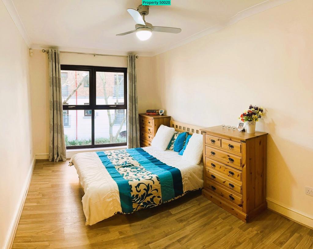 Large double bedroom with ceiling fan