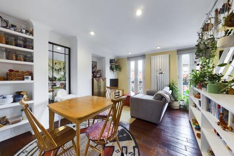2 bedroom flat for sale, Plough Way, London, SE16