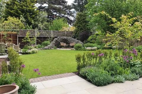 7 Greenways, Beckenham, BR3 3NG