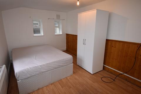 Studio to rent, North Street, Luton, Bedfordshire, LU2 7QH