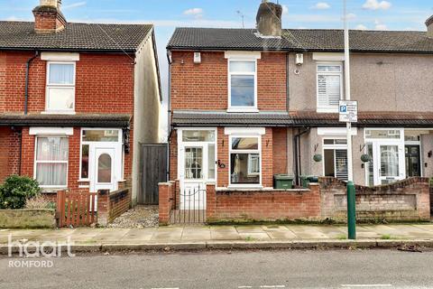 3 bedroom end of terrace house for sale, Marks Road, Romford