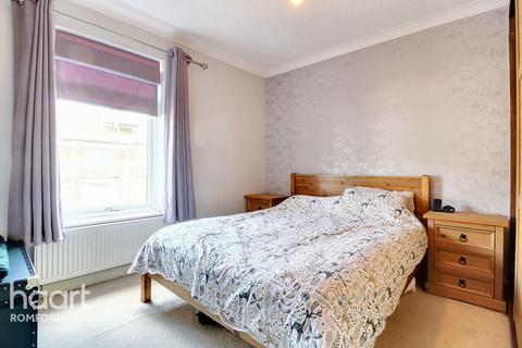 3 bedroom end of terrace house for sale, Marks Road, Romford