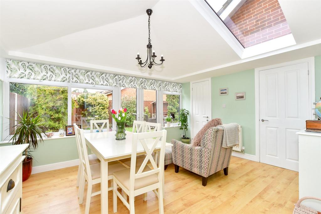 Matthews Drive, Maidenbower, Crawley... 3 bed semidetached house for