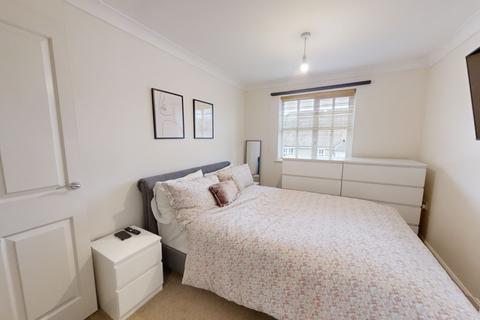 2 bedroom flat to rent - Farriers Lea, Haywards Heath, RH16