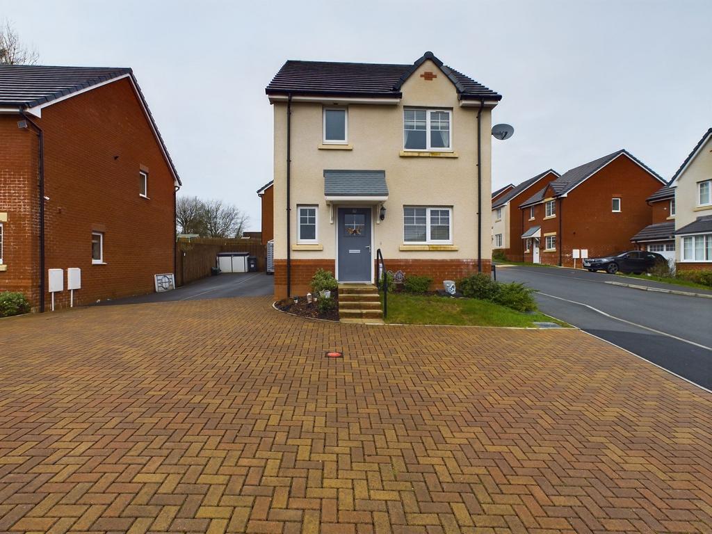 Blue Lake Close, Ebbw Vale, NP23 3 bed detached house for sale £265,000