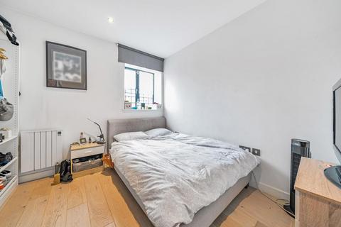 2 bedroom flat for sale, St James Road, London