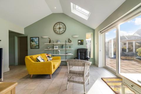 13 Close Gardens, Tetbury, GL8 8DU